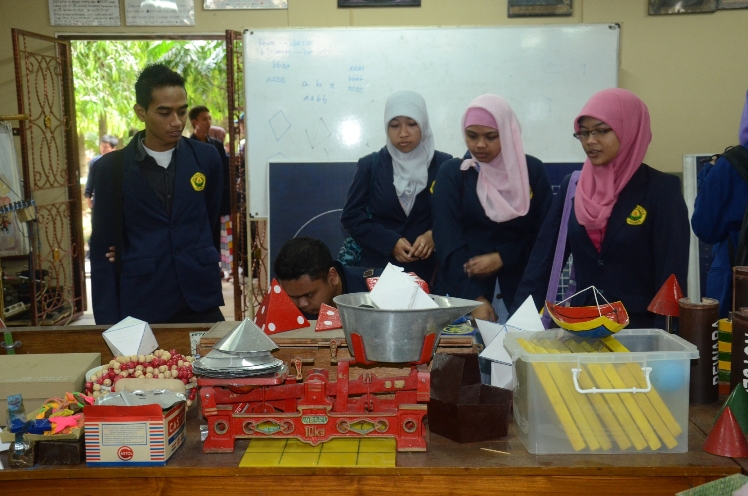 74 mahasiswa dan 5 dosen pembimbing dari Jurusan Pendidikan Matematika FKIP Universitas Jember melaksanakan kuliah lapangan di FMIPA UNY, Selasa (28/5)